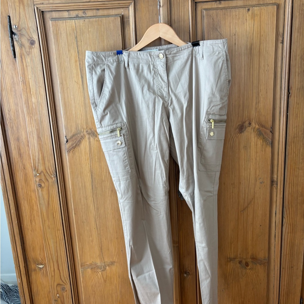 MICHAEL Michael Kors Straight-Leg Cargo Pants in Light Taupe